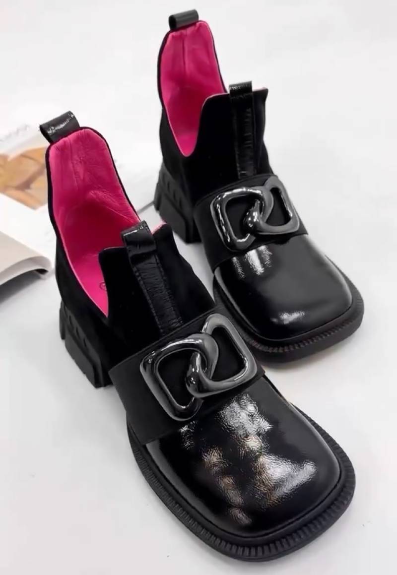 Cute Triangle Chain Leather Shoes