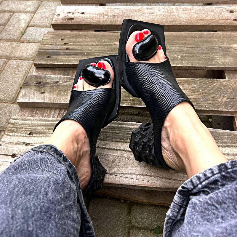 Special Black Gear Heel Slippers